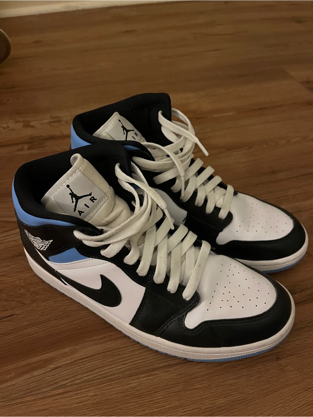 Air Jordan 1 Mid University Blue Black White
Women's 11 / Men's 9.5